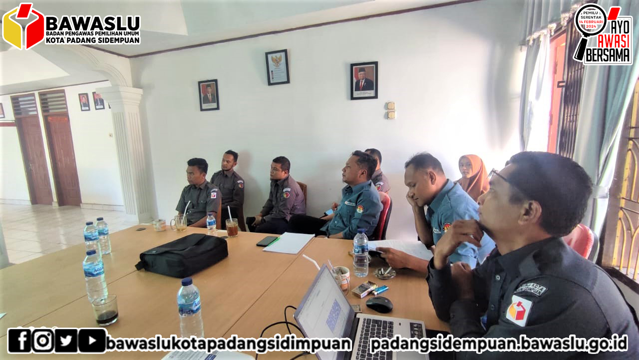 Simulasikan akses SIPOL Bawaslu Kota Padang Sidempuan gelar rapat internal