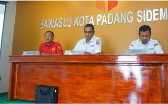 UNTUK MENINGKATKAN KAPASITAS FUNGSI KINERJA SDM BAWASLU KOTA PADANG SIDEMPUAN GELAR DISKUSI INTERNAL