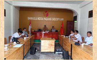 Rapat internal Bawaslu Kota Padangsidimpuan